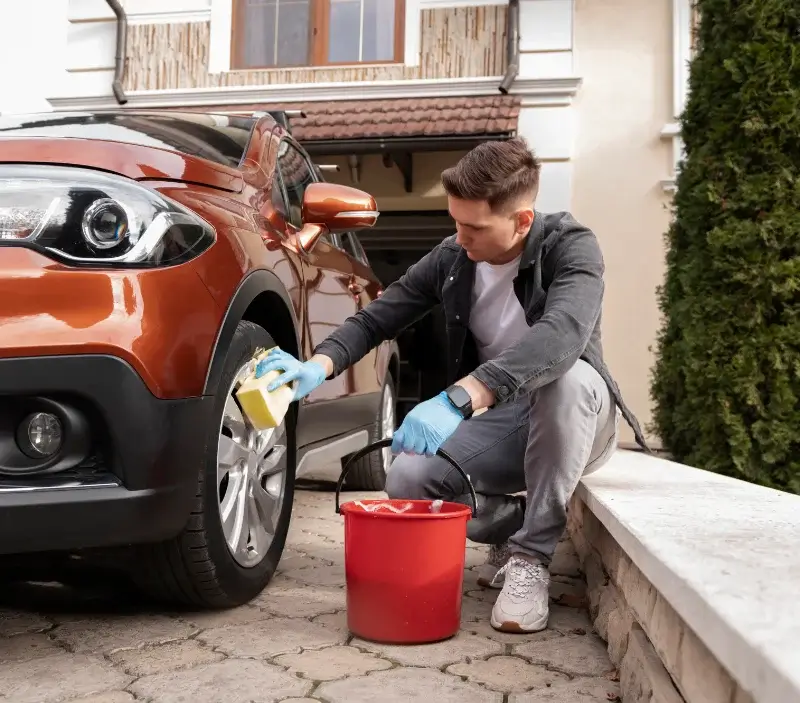 Lavage auto à domicile Le Pègue : professionnel intervenant sur un véhicule